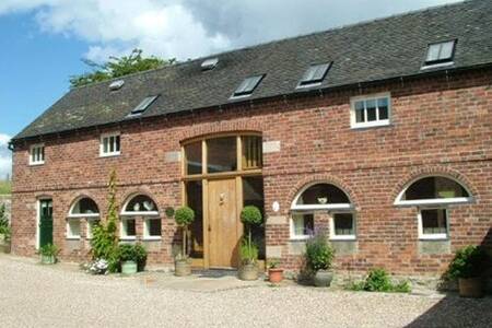 Billys Bothy large luxury Derbyshire, Peak District self catering cottage with hot tub