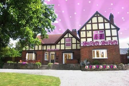 Hen Party Holiday House with Hot Tub in Stratford upon Avon - Sleeps 16